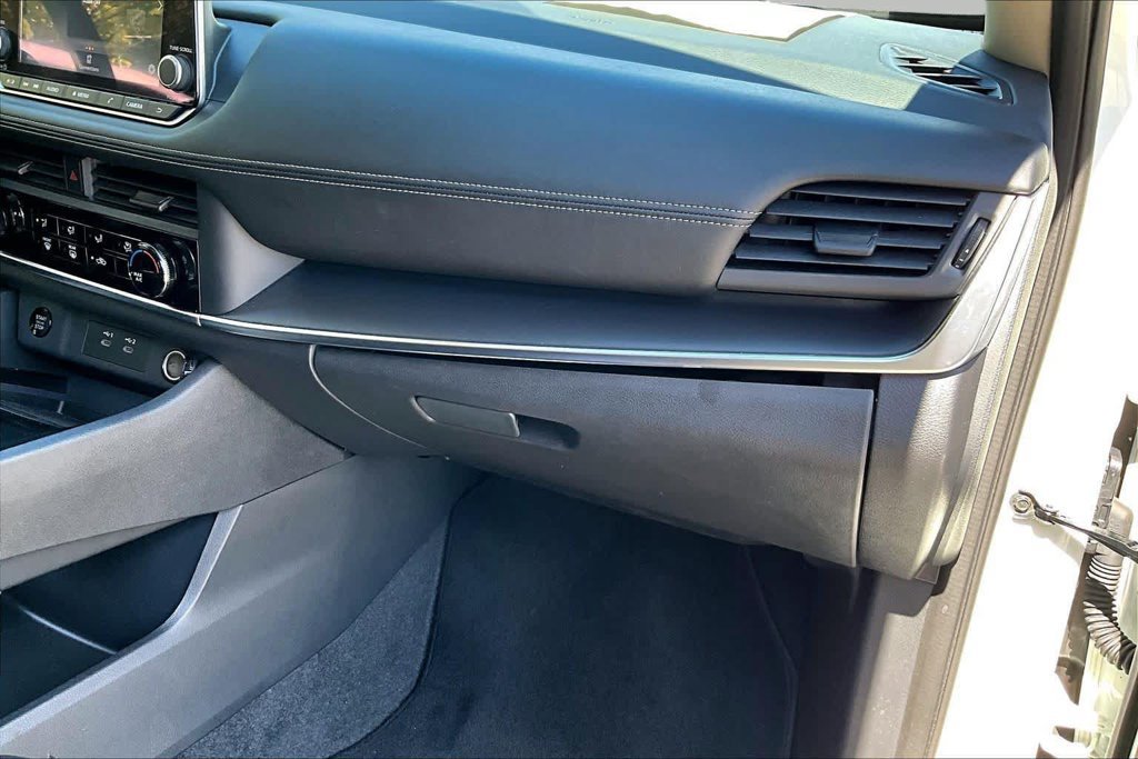 Used 2024 Nissan Rogue S FWD image 18