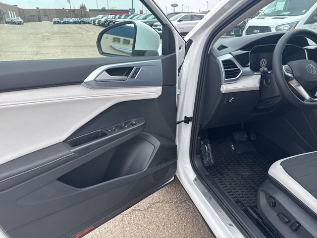 New 2025 Volkswagen Taos SE image 6