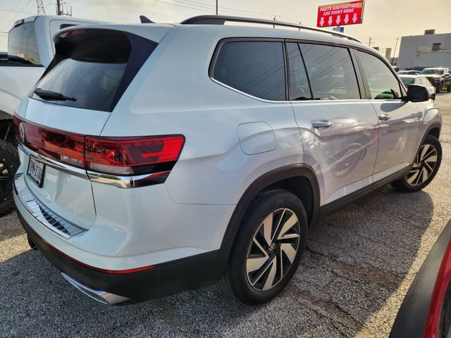 Used 2024 Volkswagen Atlas SE w/ Panoramic Sunroof Package FWD image 3