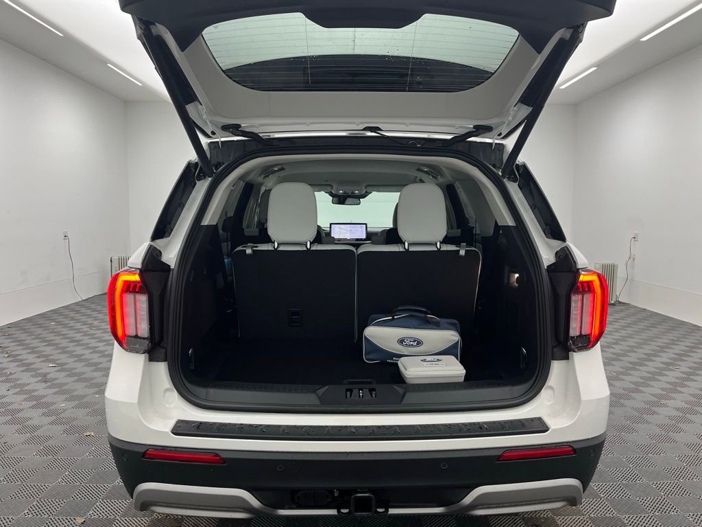 New 2026 Ford Explorer Platinum w/ LUX Leather Package image 9