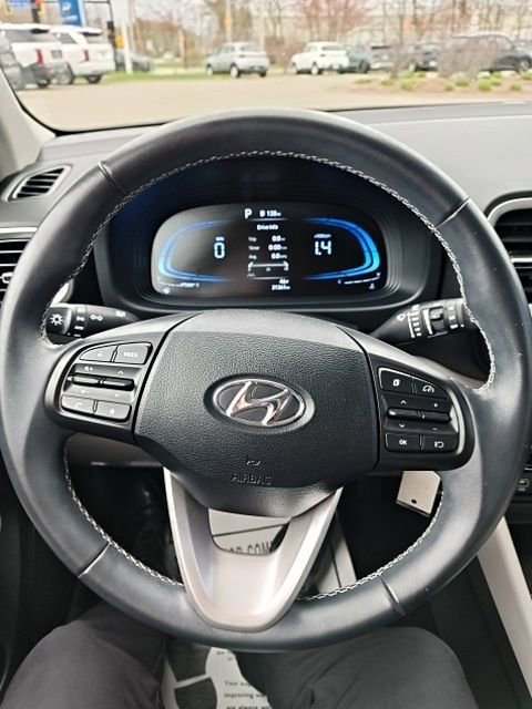 Used 2023 Hyundai Venue SEL image 18