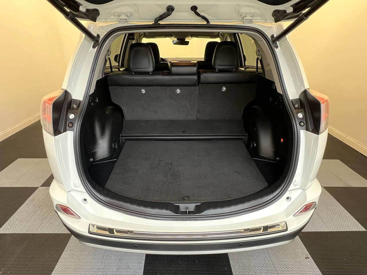 Used 2016 Toyota RAV4 Limited image 29