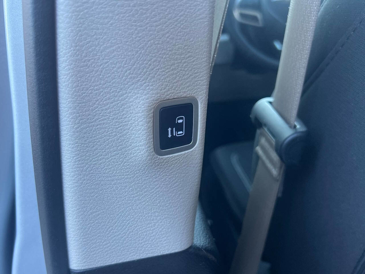 Used 2022 Chrysler Voyager LX image 20