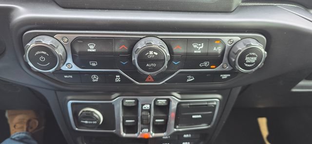 Used 2018 Jeep Wrangler Unlimited Sahara AWD/4WD image 23
