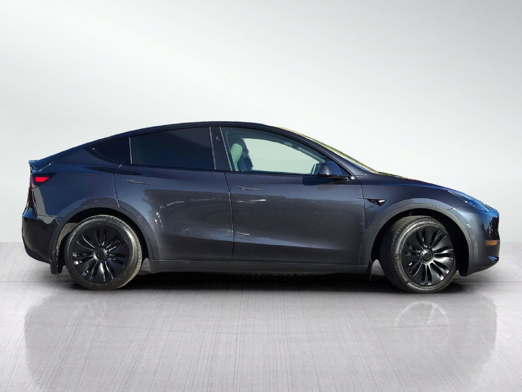 Used 2024 Tesla Model Y Long Range AWD/4WD image 3