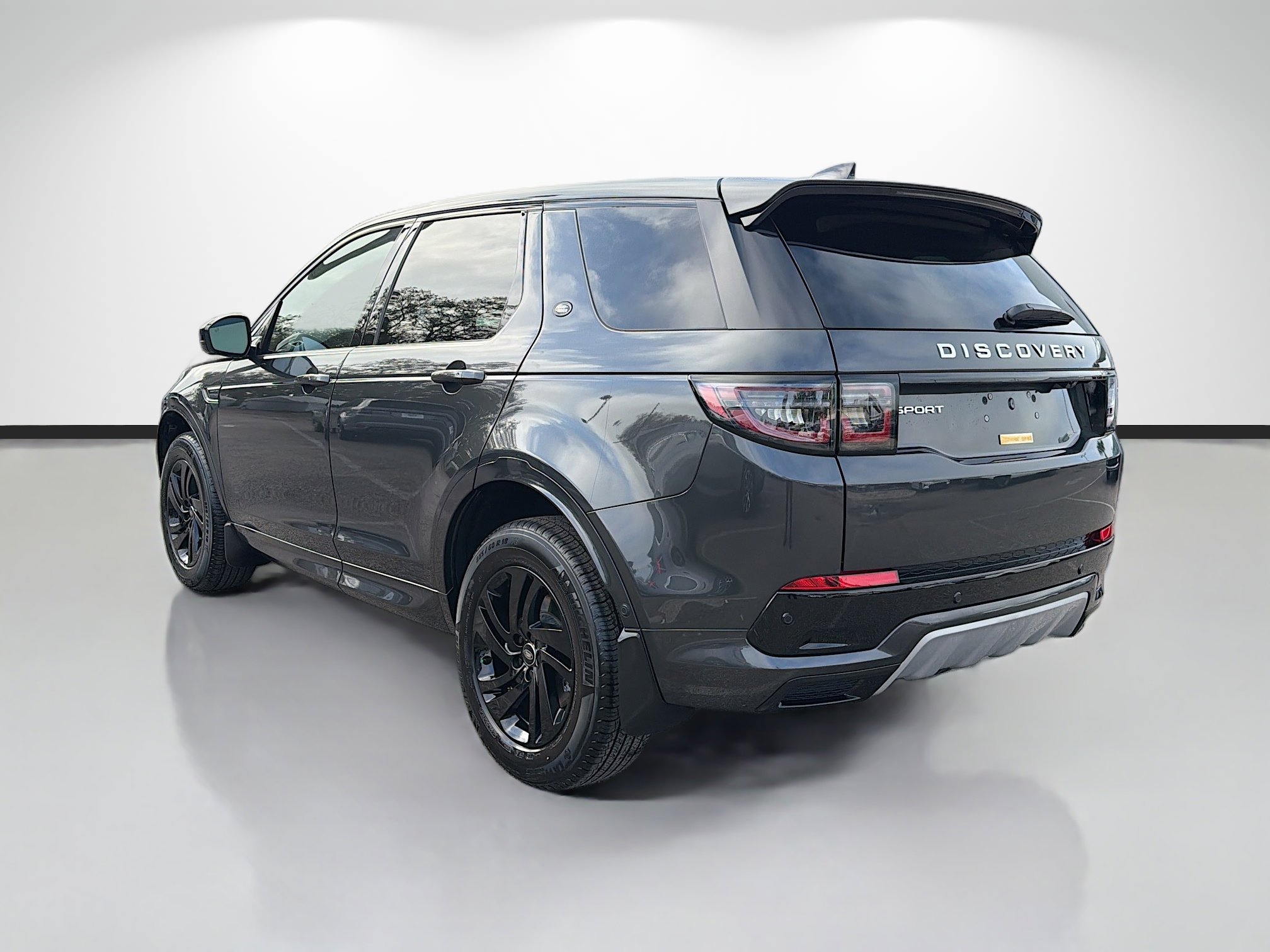Used 2025 Land Rover Discovery Sport S image 3