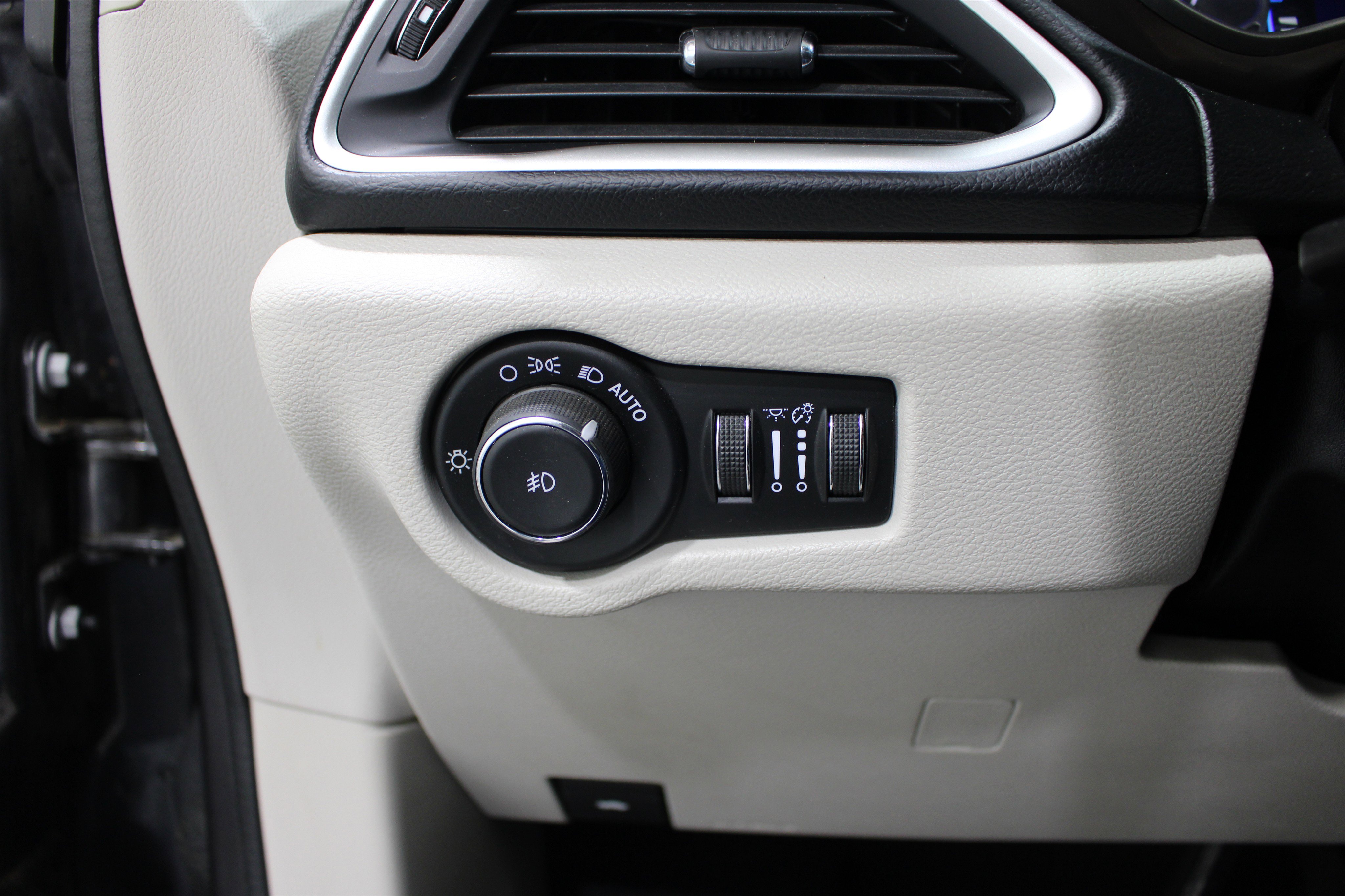 Used 2017 Chrysler Pacifica Touring-L FWD image 8