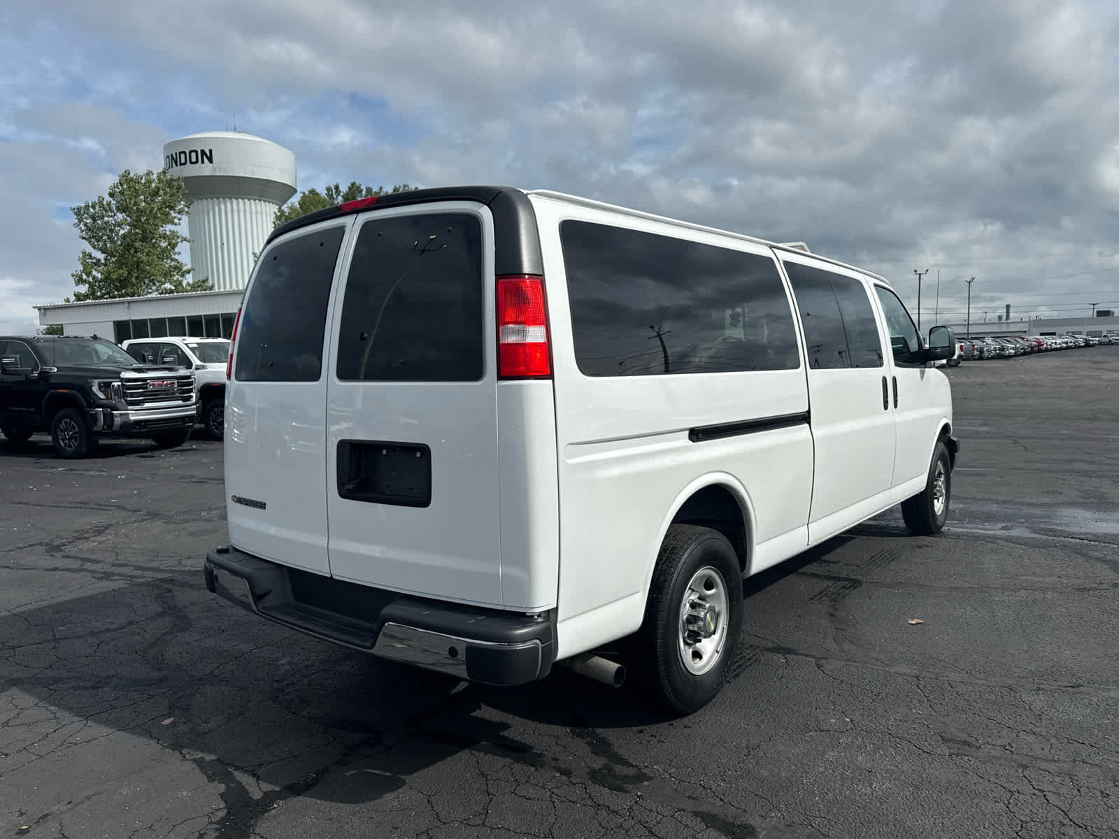 Certified 2024 Chevrolet Express 3500 LT w/ LT Preferred Equipment Group RWD image 5