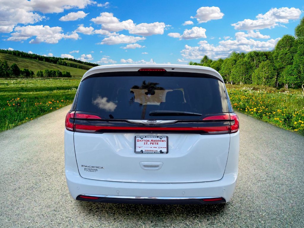 Used 2022 Chrysler Pacifica Touring-L FWD image 5