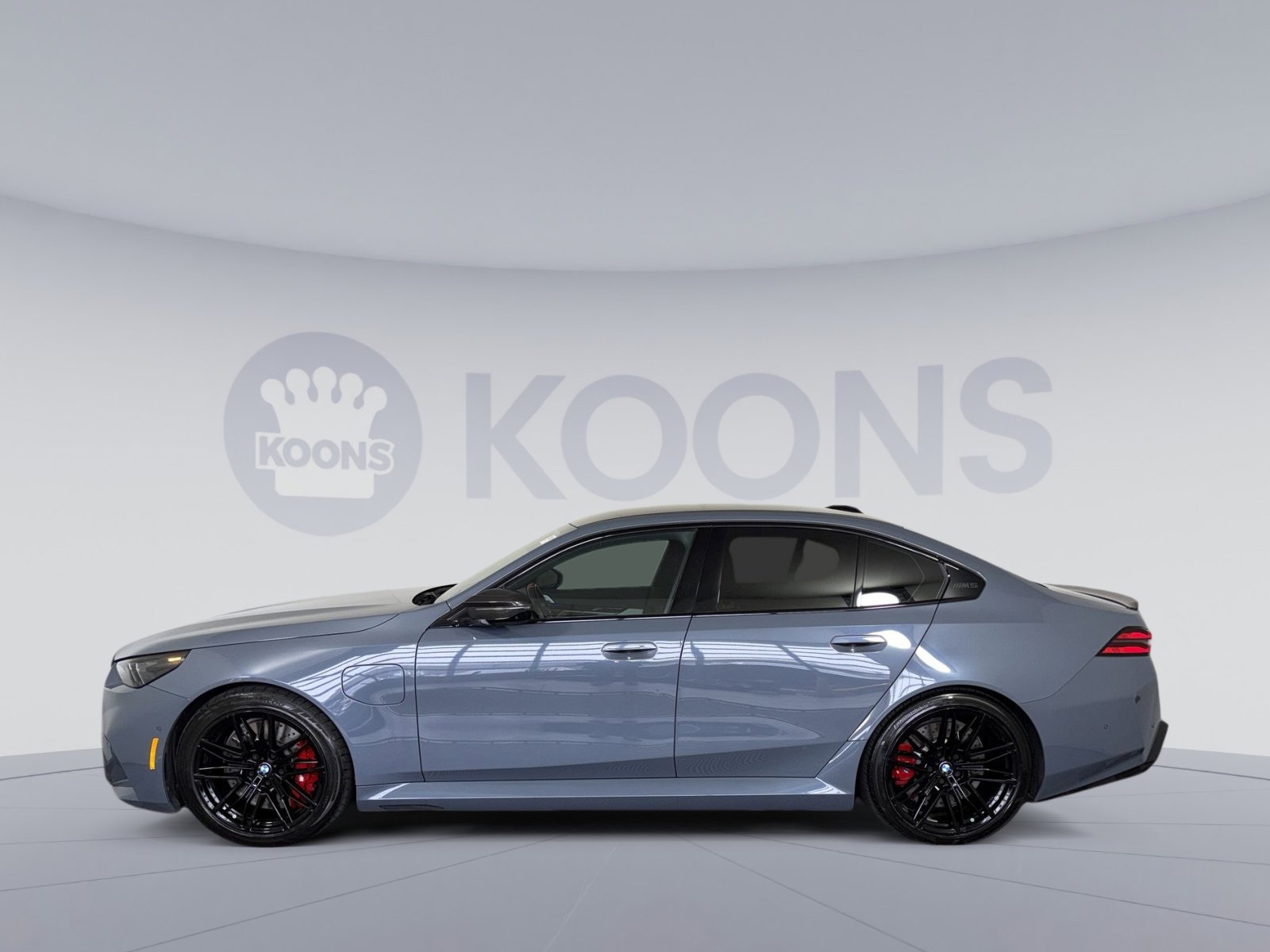 Used 2025 BMW M5 w/ Carbon Package image 2