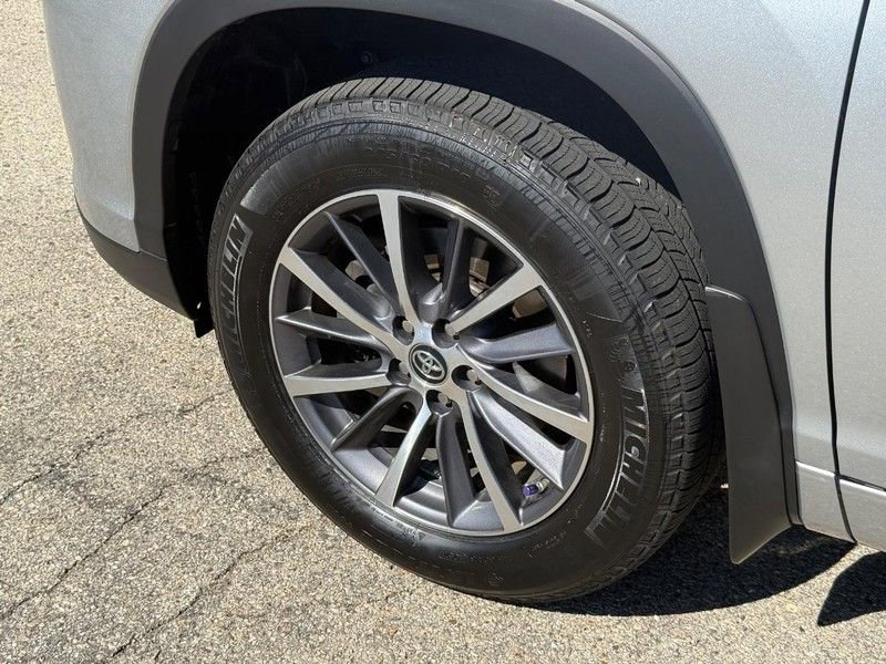 Used 2018 Toyota Highlander XLE AWD/4WD image 10