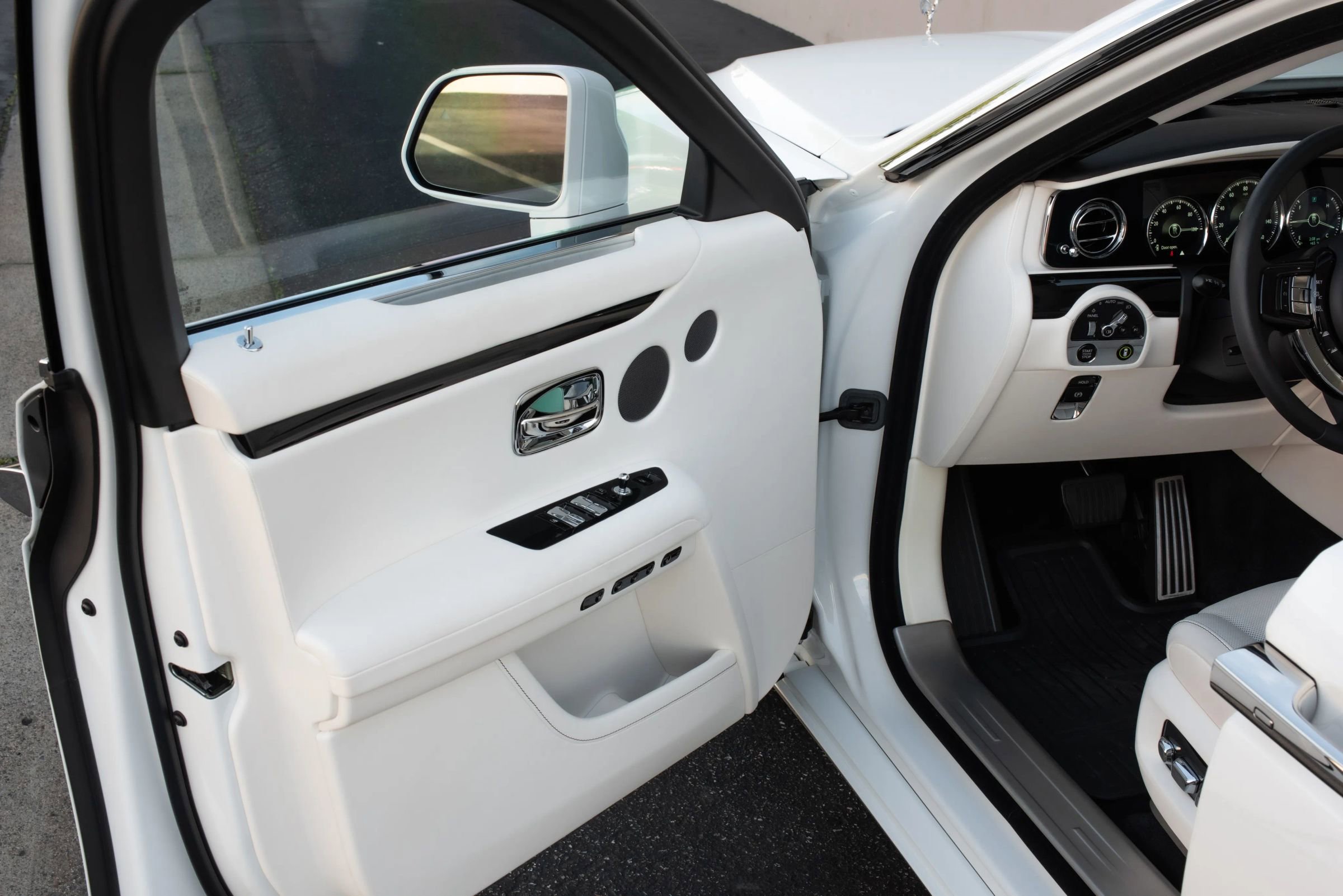 Used 2024 Rolls-Royce Ghost image 11