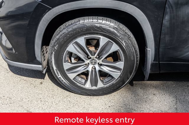 Used 2023 Toyota Highlander XLE AWD/4WD image 14
