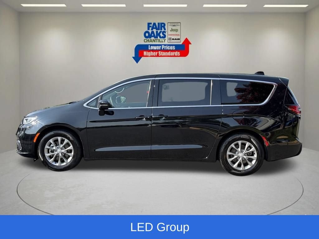 Used 2026 Chrysler Pacifica Limited FWD image 11