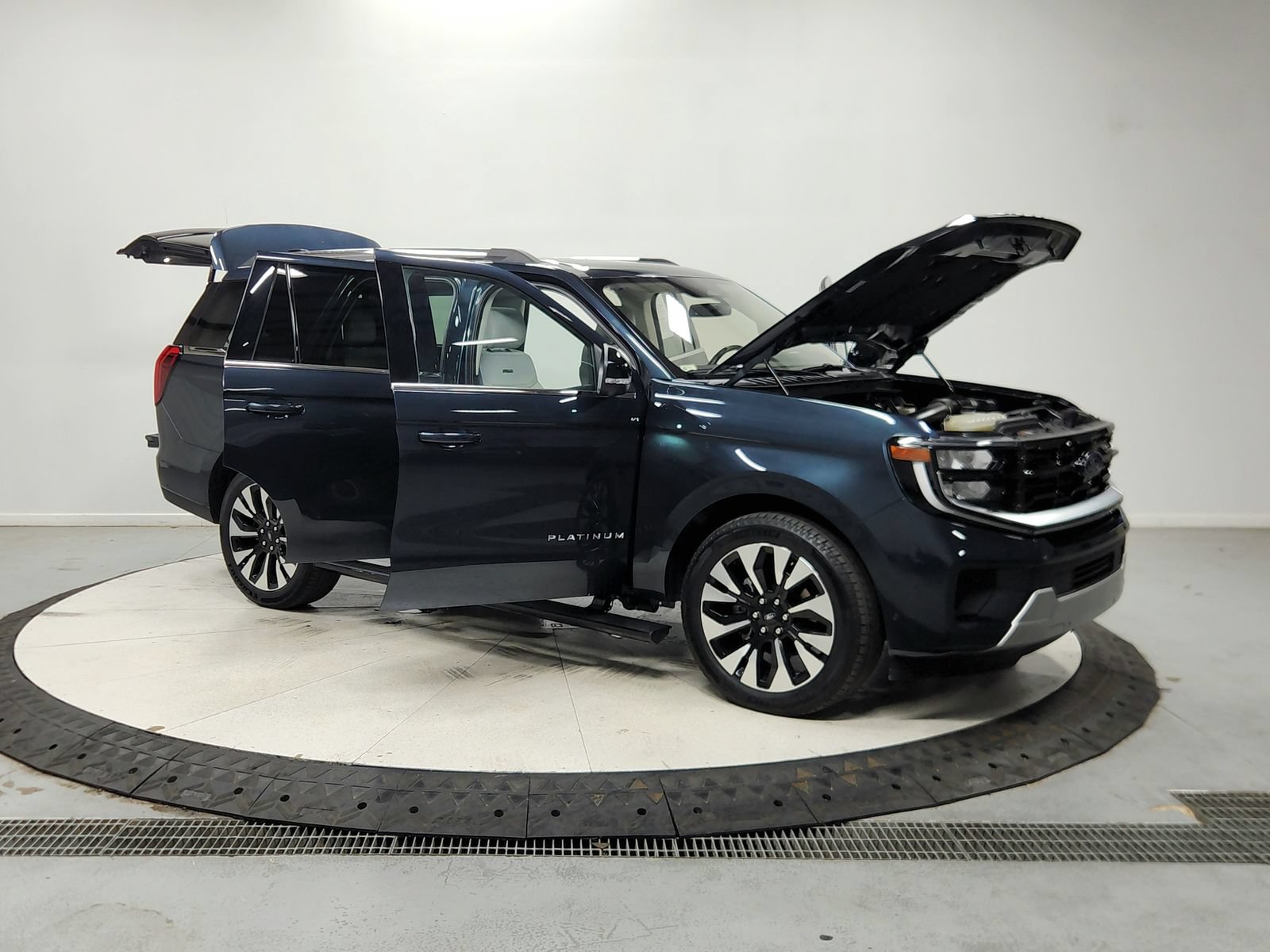 Used 2025 Ford Expedition Platinum w/ Driver's Package AWD/4WD image 10
