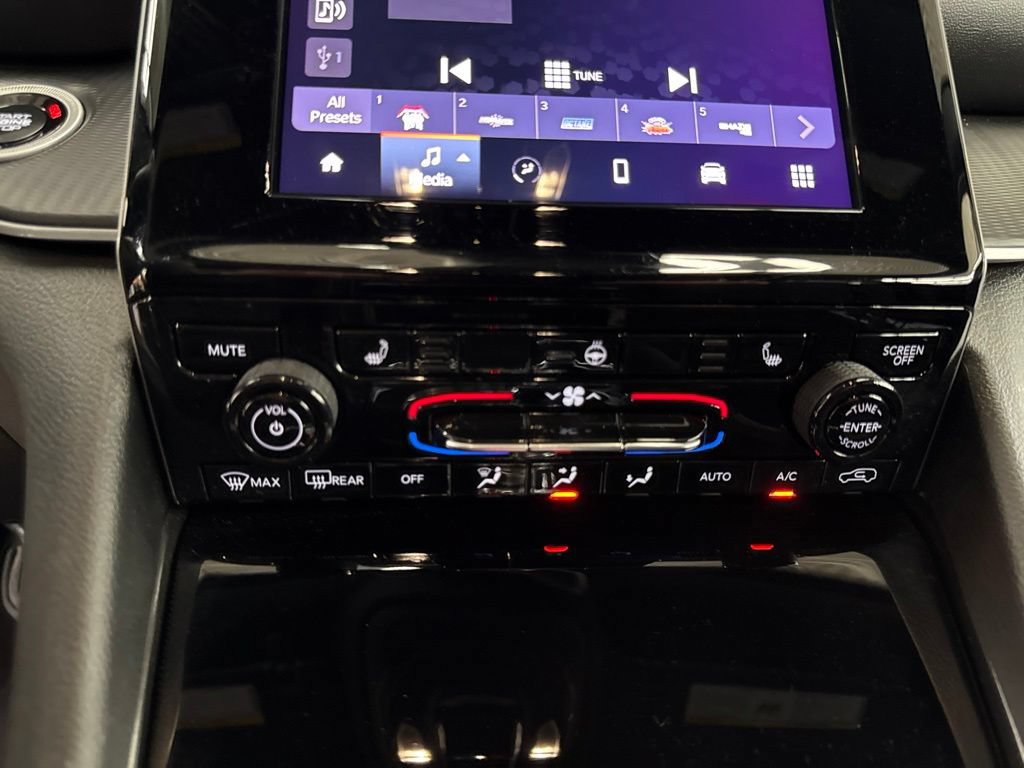 Used 2025 Jeep Grand Cherokee Laredo w/ Luxury Tech Group I AWD/4WD image 31