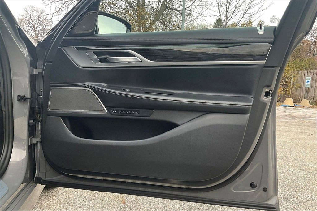 Used 2022 BMW 750i xDrive w/ Executive Package image 24