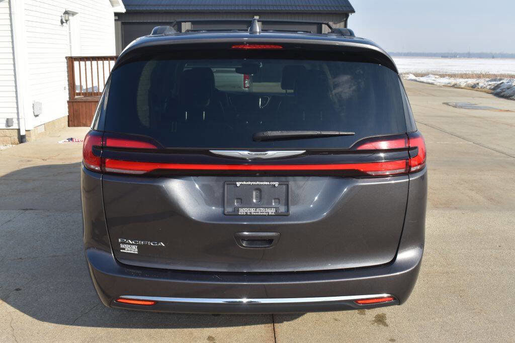 Used 2022 Chrysler Pacifica Touring-L FWD image 4