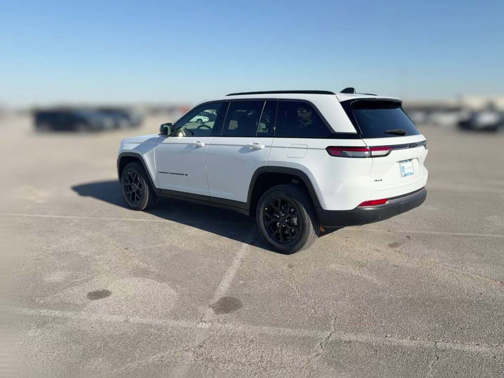 New 2026 Jeep Grand Cherokee Altitude image 8