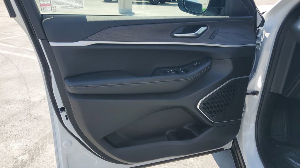 New 2025 Jeep Grand Cherokee L Limited w/ Black Appearance Package image 21