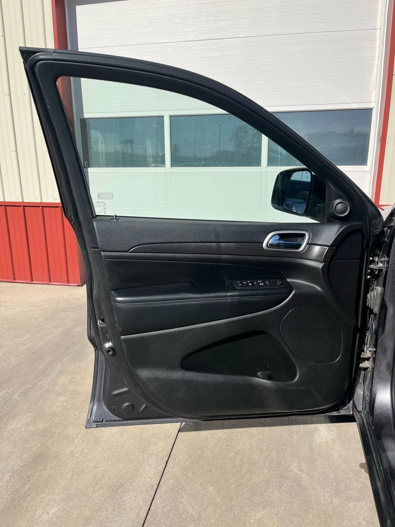 Used 2018 Jeep Grand Cherokee Altitude AWD/4WD image 4
