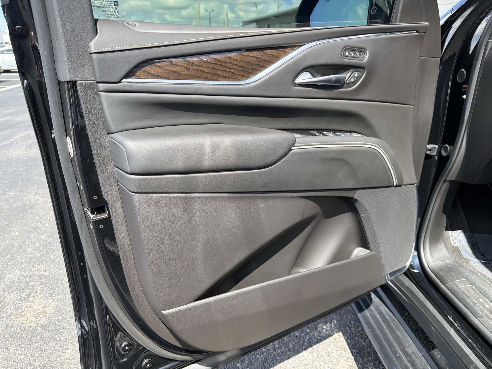 Used 2024 Cadillac Escalade Sport Platinum w/ Heavy-Duty Trailer Package AWD/4WD image 17