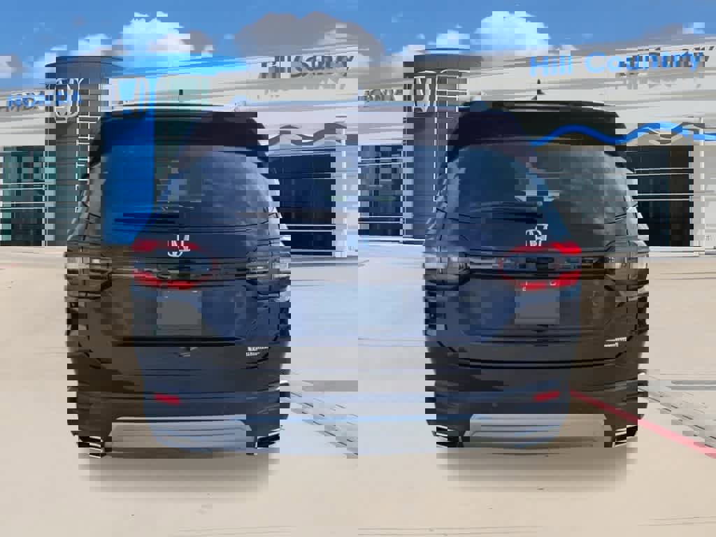 New 2025 Honda Pilot Touring image 3