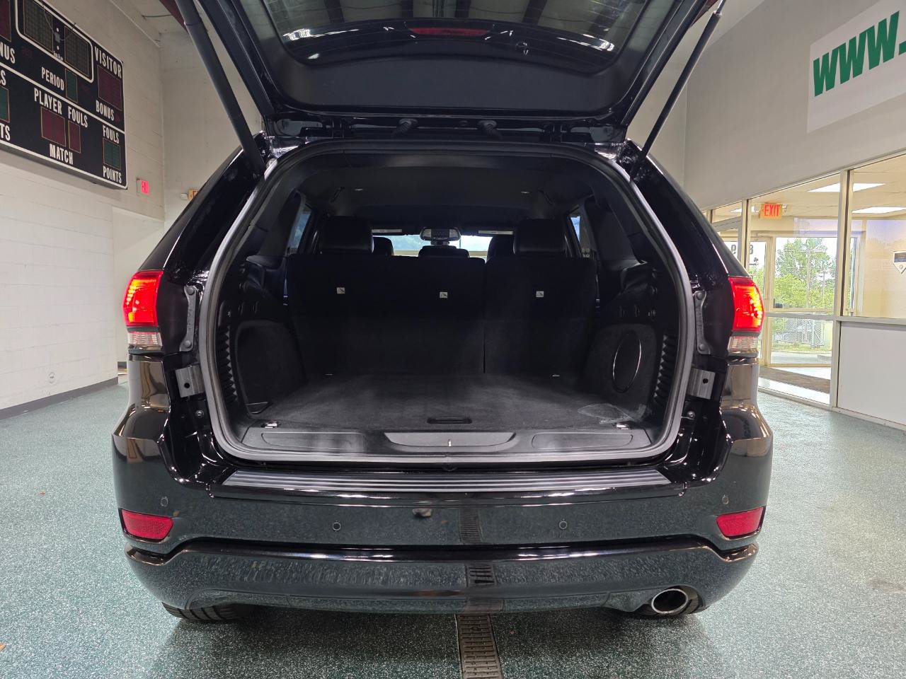 Used 2017 Jeep Grand Cherokee Altitude AWD/4WD image 21