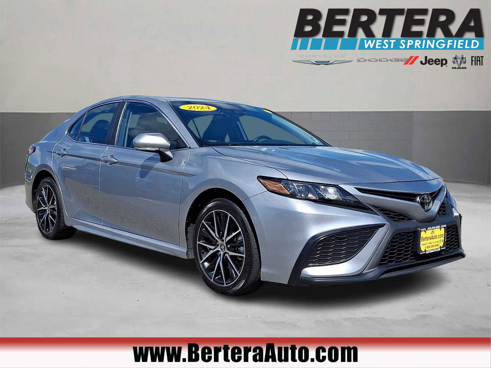 Used 2024 Toyota Camry SE FWD image 1