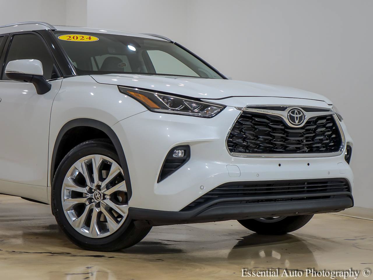 Used 2024 Toyota Highlander Limited AWD/4WD image 2