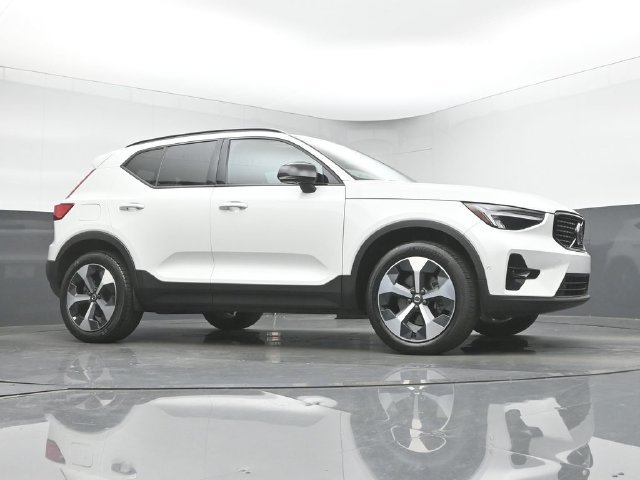 Used 2024 Volvo XC40 B5 Plus AWD/4WD image 33