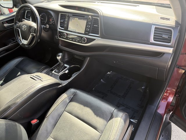 Used 2017 Toyota Highlander XLE image 28
