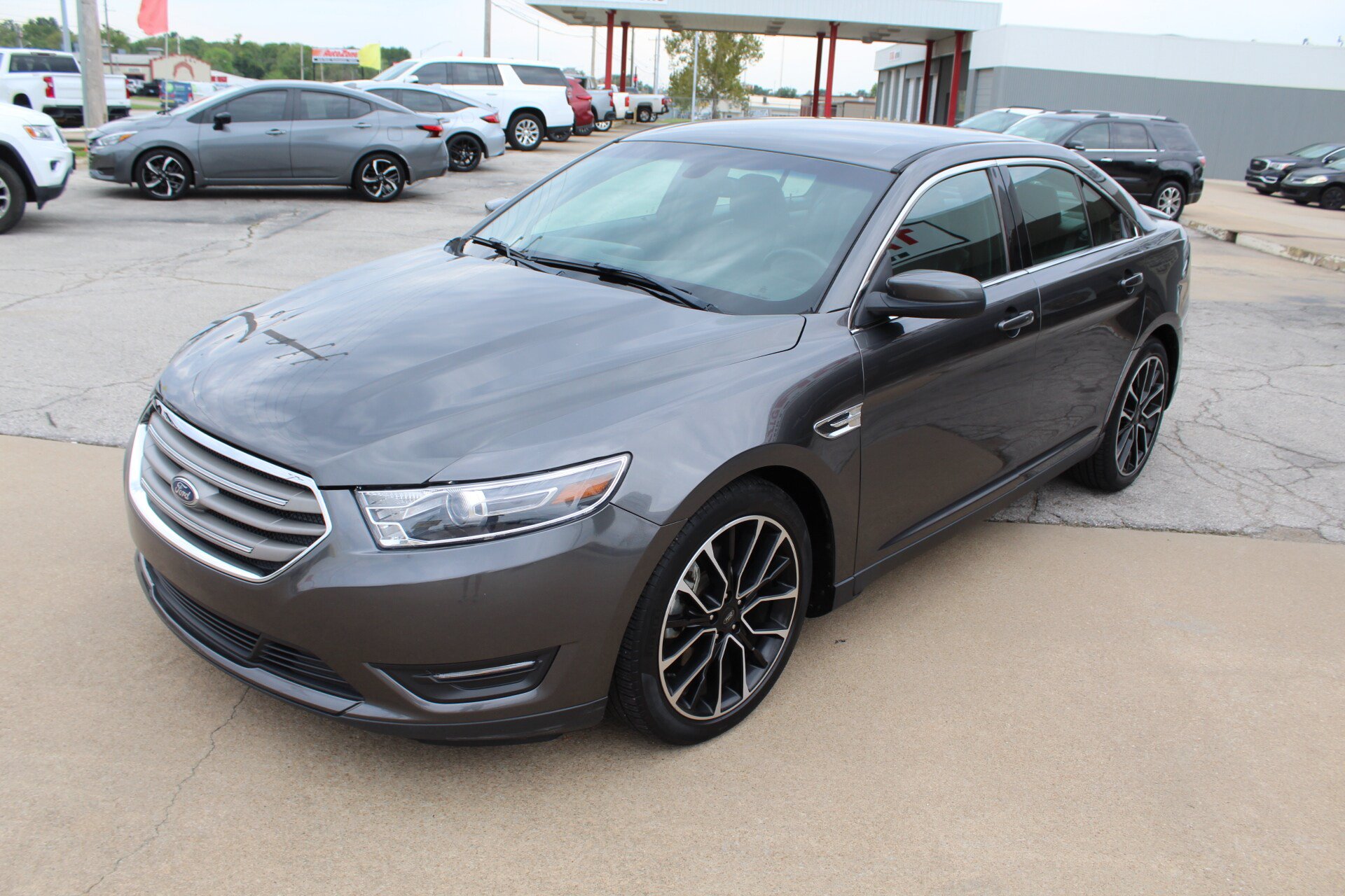 Used 2018 Ford Taurus SEL w/ Equipment Group 201A FWD image 41