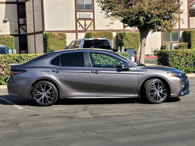 Used 2023 Toyota Camry SE image 4