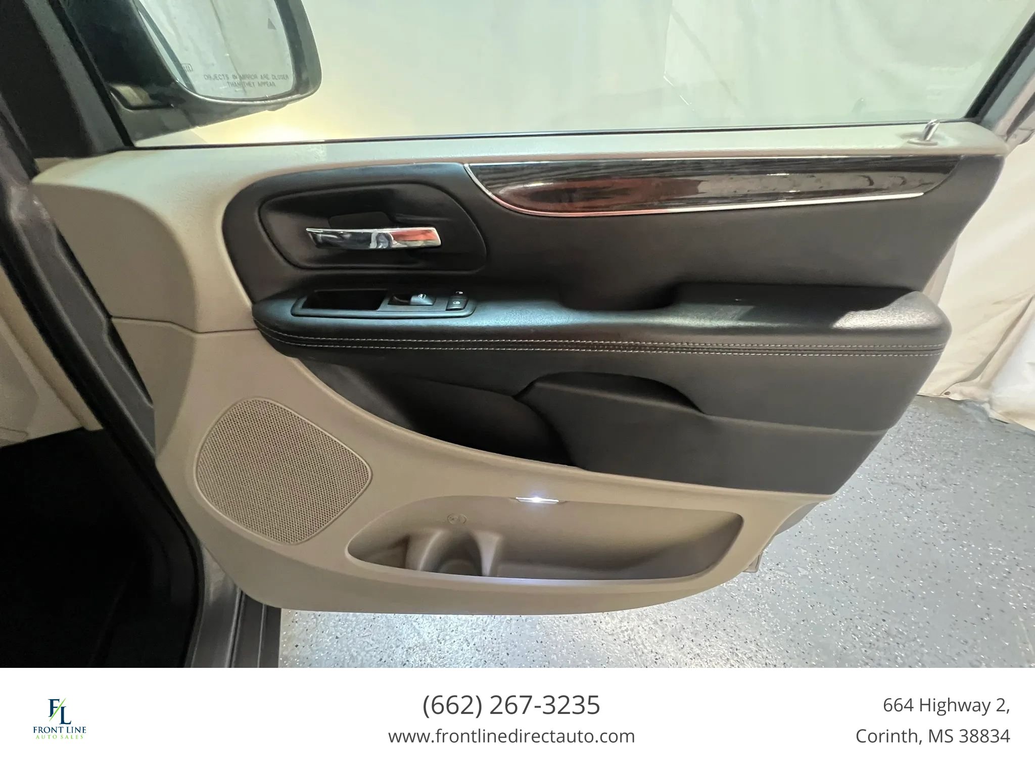 Used 2013 Chrysler Town & Country Touring-L w/ Driver Convenience Group FWD image 21