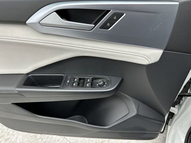 Used 2025 Volkswagen Taos SE image 14