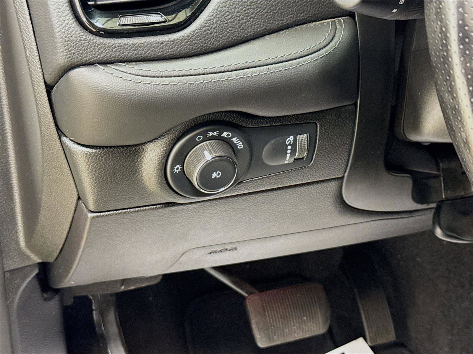 Used 2022 Dodge Durango SXT w/ Anodized Platinum Package image 10