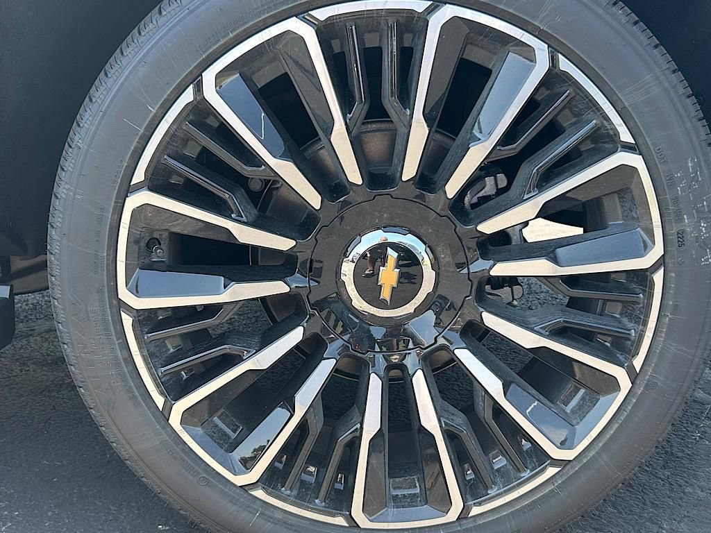 New 2025 Chevrolet Suburban High Country image 24