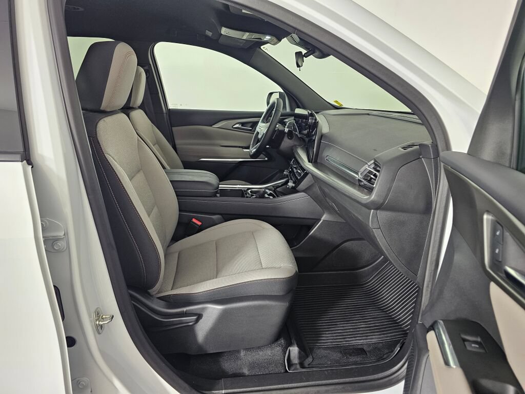 Used 2025 Chevrolet Traverse LT w/ Driver Confidence Package FWD image 38