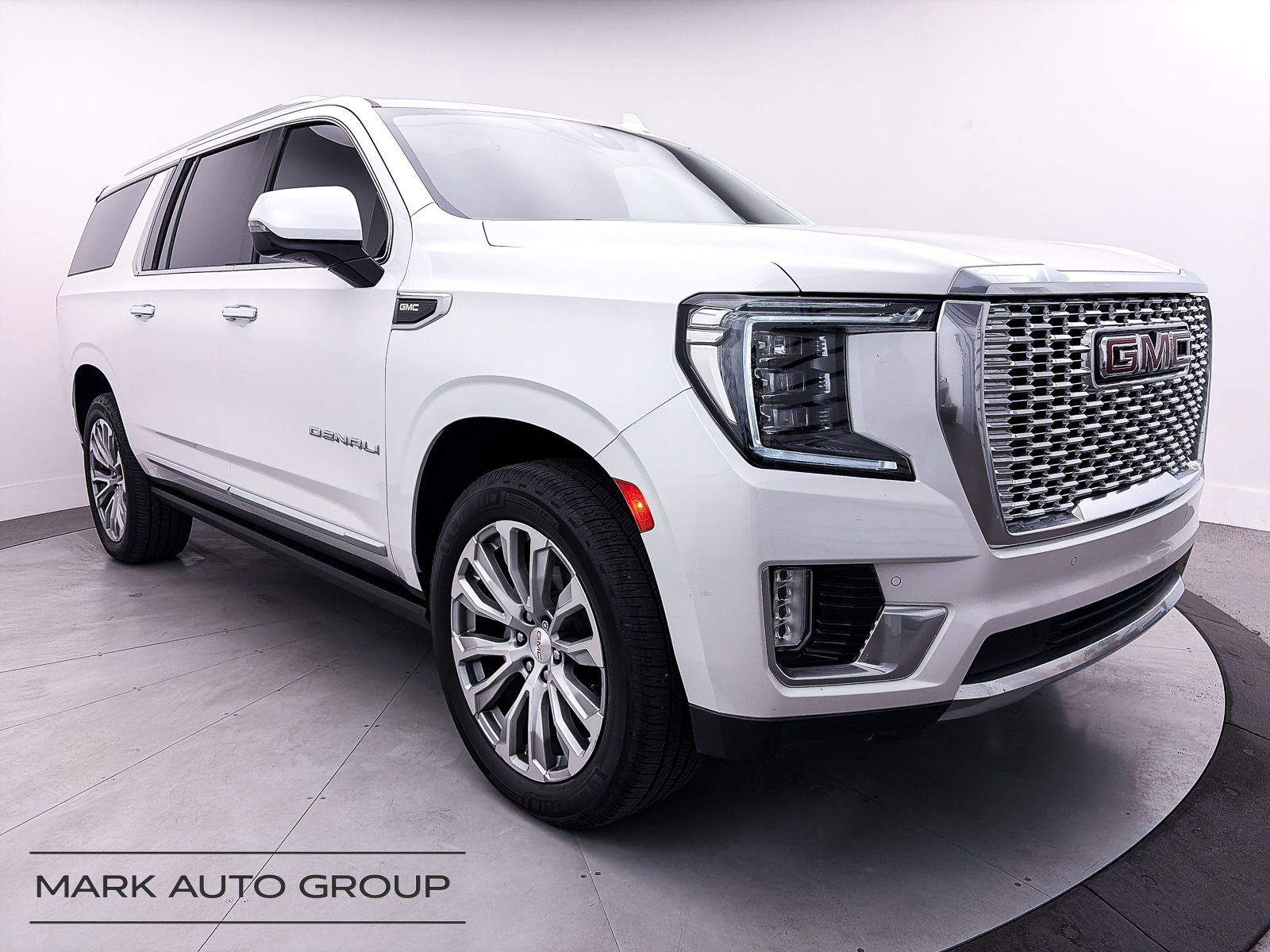 Used 2021 GMC Yukon XL Denali w/ Denali Premium Package image 1