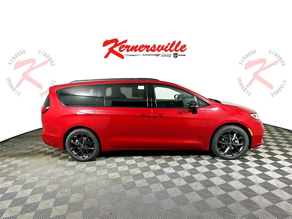 New 2026 Chrysler Pacifica Limited image 8