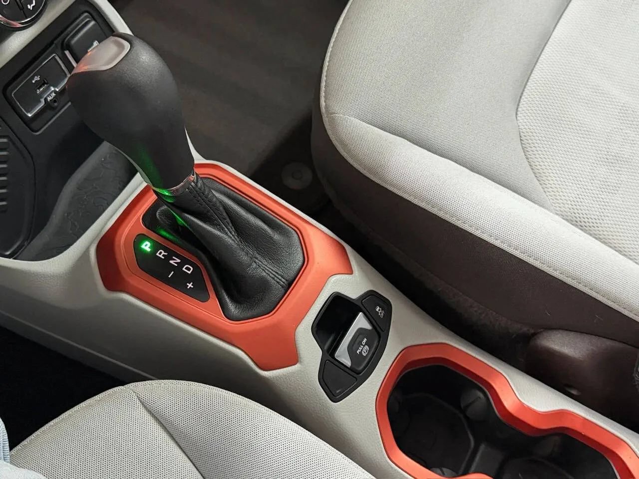 Used 2017 Jeep Renegade Latitude FWD image 23