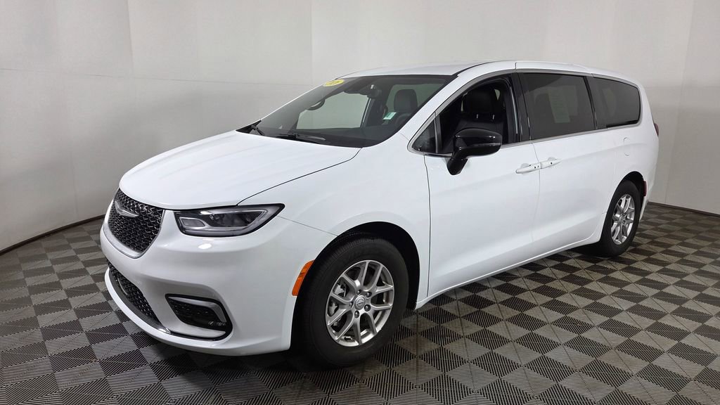 Used 2026 Chrysler Pacifica Select image 3