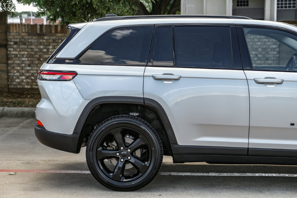 Used 2023 Jeep Grand Cherokee Limited w/ Black Appearance Package AWD/4WD image 15