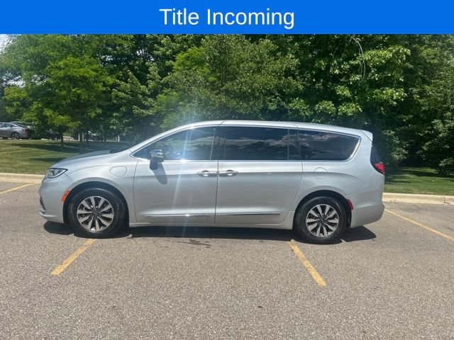 Used 2023 Chrysler Pacifica Limited FWD image 3