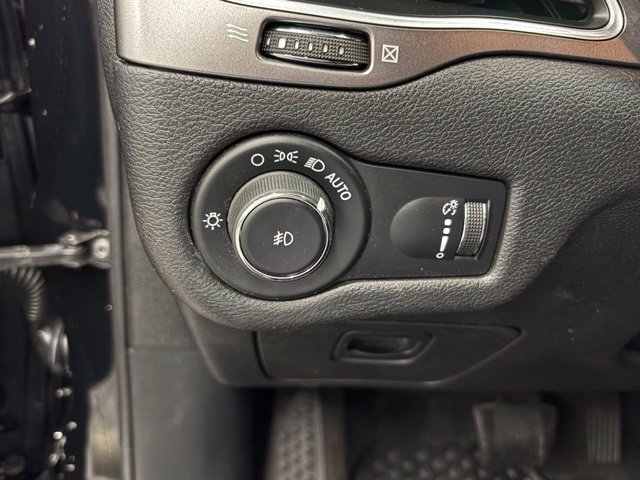Used 2019 Jeep Cherokee Latitude w/ Cold Weather Group FWD image 17