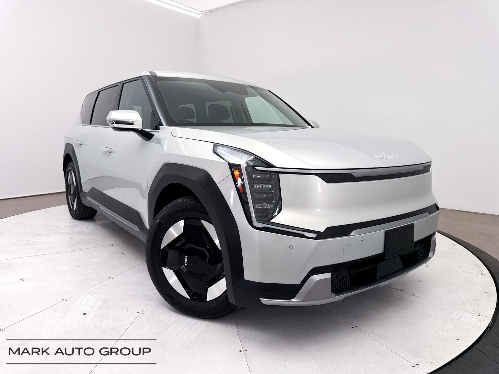 Certified 2024 Kia EV9 Light Long Range RWD image 1