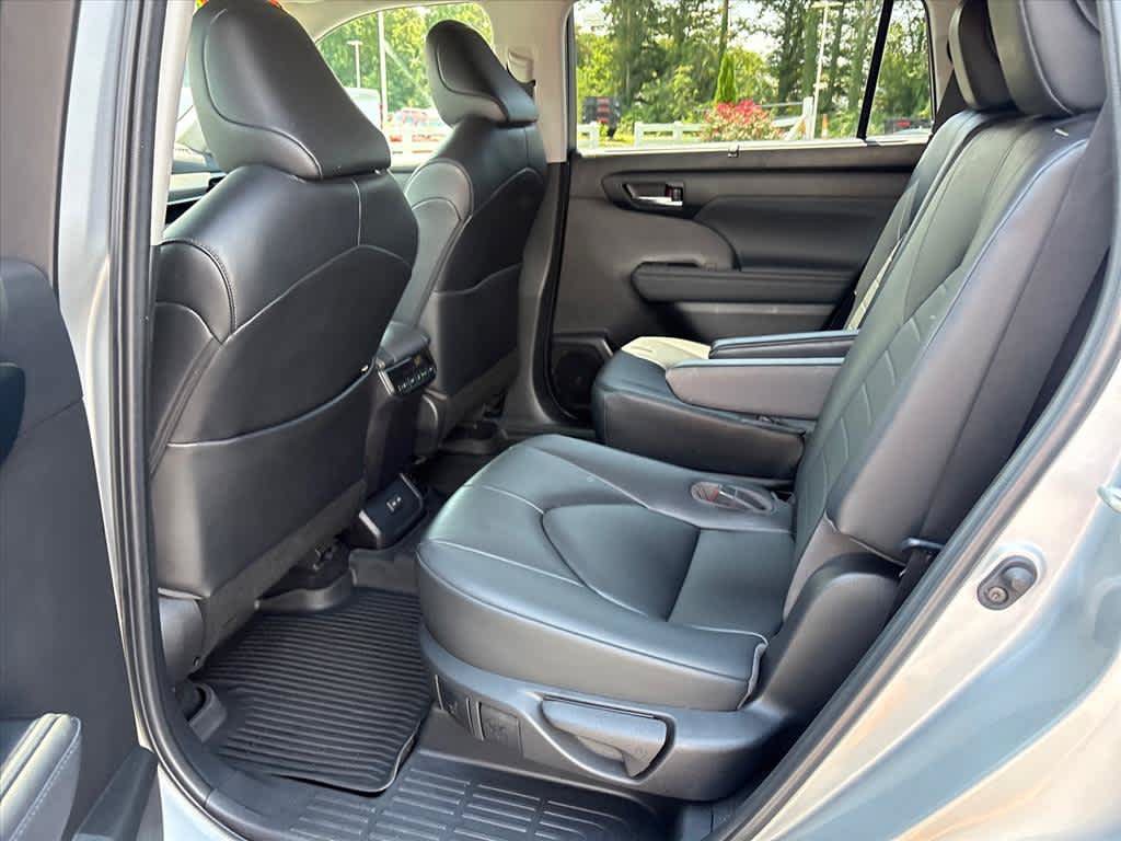 Used 2023 Toyota Highlander XLE FWD image 8