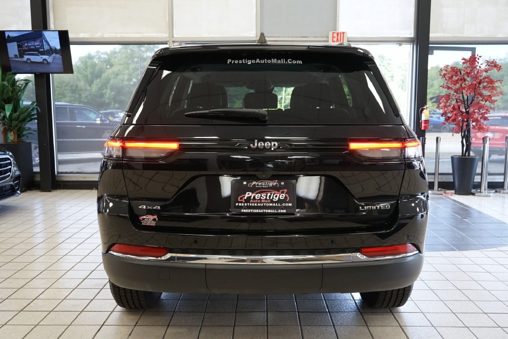 Used 2023 Jeep Grand Cherokee Limited AWD/4WD image 12
