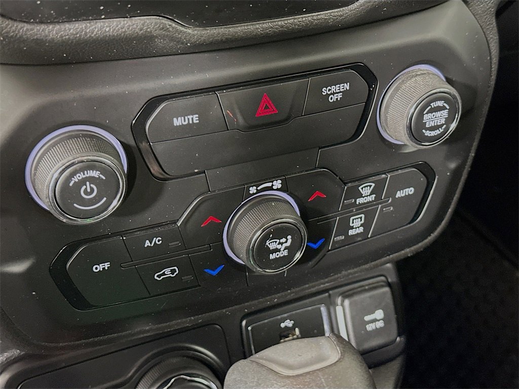 Used 2018 Jeep Renegade Latitude w/ Cold Weather Group image 19